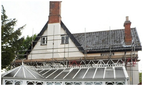 Scaffolding on a Devon cottage with conservatory